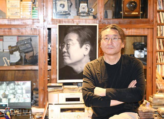 강영호 작가가 ‘대선 후보 이재명’을 찍을 때 지킨 원칙이 있다. 정장을 입고 카메라를 든다는 것이다. “대통령이 될 사람을 찍는데 찍는 사람도 격을 갖춰야죠. 비싼 옷을 입는다는 뜻이 아니에요. 태도를 말하는 거죠.” 홍인기 기자