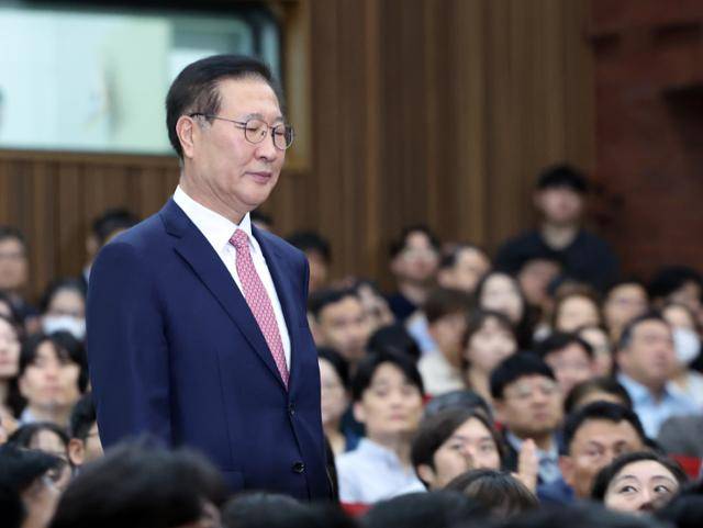 박성재 법무부장관이 5일 경기 과천시 정부과천청사에서 열린 이임식에 입장하고 있다. 뉴스1