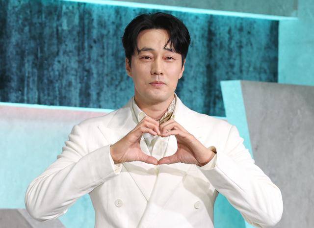 배우 소지섭이 5일 서울 중구 앰배서더서울풀만호텔에서 열린 넷플릭스 시리즈 '광장' 제작발표회에서 포즈를 취하고 있다. 연합뉴스