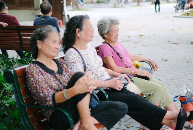 2023년 10월 베트남 하노이의 한 공원에 노인들이 앉아있다. 하노이=허경주 특파원