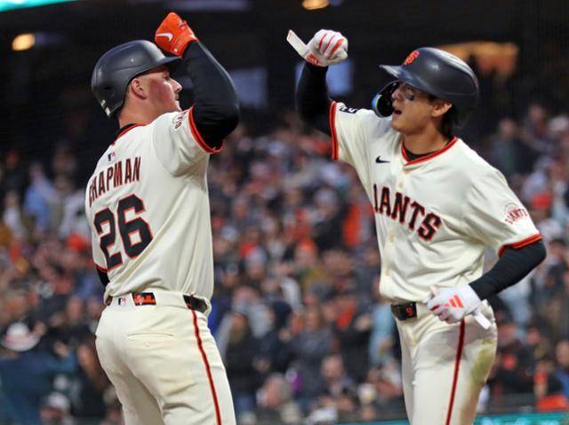 샌프란시스코의 이정후(오른쪽)가 5일 미국 캘리포니아주 샌프란시스코 오라클 파크에서 열린 2025 미국메이저리그 샌디에이고전에서 6회 2점 홈런을 치고 들어온 맷 채프먼과 세리머니하고 있다. 이정후는 3타수 2안타 1타점 1득점으로 활약했다. 샌프란시스코=AP 뉴시스