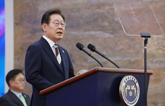 이재명 대통령이 4일 서울 여의도 국회 로텐더홀에서 열린 제21대 대통령 취임 선서식에 참석해 취임사를 하고 있다. 국회사진기자단