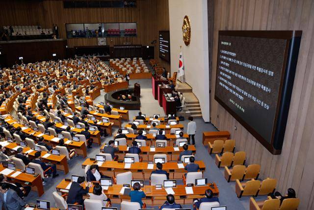 우원식 국회의장이 5일 서울 여의도 국회 본회의에서 검사징계법 일부개정법률안과 3특검법 상정을 알리고 있다. 뉴스1