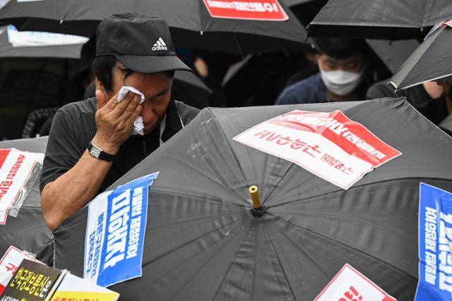한 티몬·위메프 사태 피해자가 지난해 서울 강남구 티몬 사옥 앞에서 조속한 정산 및 환불, 구영배 큐텐 회장 수사를 촉구하는 검은 우산 집회 도중 눈물을 흘리고 있다. 신용주 인턴기자