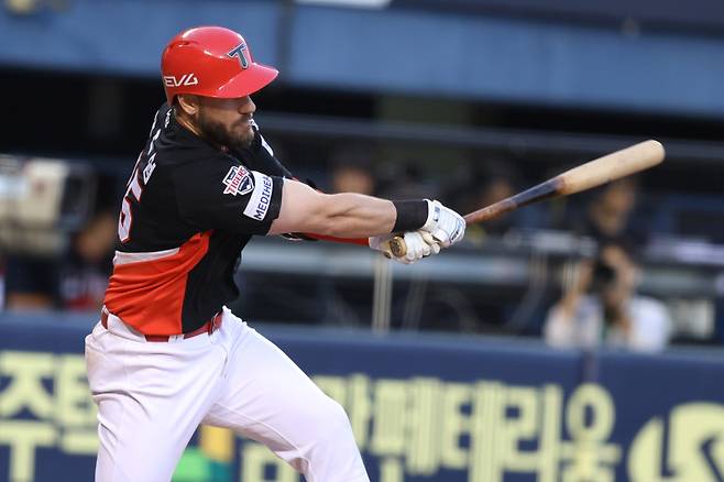 4일 잠실 두산전에서 스윙하는 패트릭 위즈덤의 모습. KIA 제공