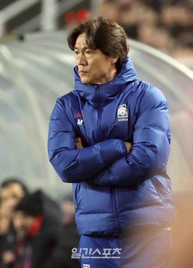 홍명보 감독이 이끄는 축구대표팀이 25일 오후 수원월드컵경기장에서 요르단과 ‘2026 FIFA 북중미월드컵 아시아 지역 3차 예선을 펼쳤다. 대표팀 홍명보 감독이 경기를 지켜보고있다. 수원=정시종 기자 capa@edaily.co.kr /2025.03.25.