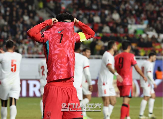 홍명보 감독이 이끄는 축구대표팀이 25일 오후 수원월드컵경기장에서 요르단과 ‘2026 FIFA 북중미월드컵 아시아 지역 3차 예선을 펼쳤다. 대표팀 손흥민이 슛을 실패하자 아쉬워 하고있다. 수원=정시종 기자 capa@edaily.co.kr /2025.03.25.