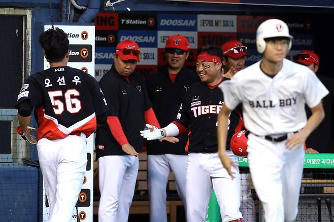 4일 잠실 두산전에서 득점에 성공한 오선우가 더그아웃으로 향하고 있다. KIA 제공