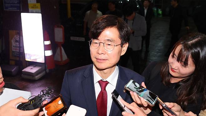 취재진 질문에 답하는 조경태 의원