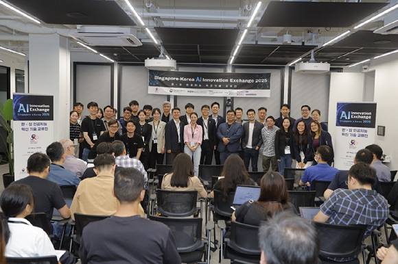 한국-싱가포르 인공지능 혁신 기술 교류전 참석자들이 기념촬영을 하고 있다. [사진=NIPA]