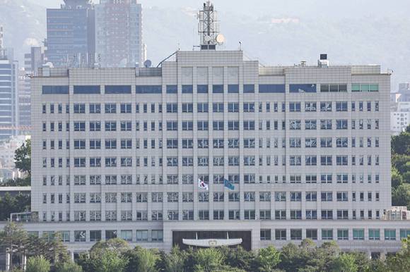 이재명 제21대 대통령 임기가 시작된 4일 서울 용산구 대통령실 청사에 봉황기가 태극기와 함께 휘날리고 있다. 2025.6.4 [사진=연합뉴스]