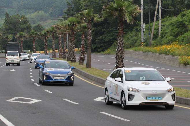 싱가포르 드라이브 동호인들이 전기차를 타고 제주시 해안도로를 따라 드라이브를 즐기는 모습. 이들은 지난해부터 매년 제주를 찾아 친환경 여행을 실천하고 있다. (제주관광공사 제공)
