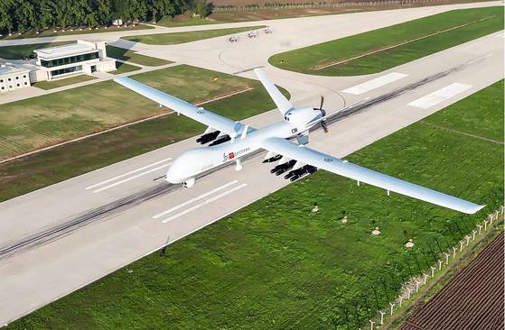 김정은 국무위원장이 지난달 15일 공군 1사단을 찾아 전쟁준비를 독려했다. 북한이 미국의 글로벌호크를 본떠 만든 ‘샛별-4형’ 전략무인정찰기가 활주로를 이동하고 있다. [뉴스1]