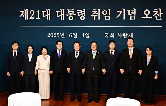 이재명 대통령이 4일 오후 서울 여의도 국회 사랑재에서 우원식 국회의장이 준비한 제21대 대통령 취임 기념 오찬에 참석해 사진 촬영을 하고 있다. 왼쪽부터 한창민 사회민주당 대표, 김재연 진보당 대표, 김선민 조국혁신당 대표 권한대행, 박찬대 더불어민주당 원내대표, 이 대통령, 우 의장, 김용태 국민의힘 비대위원장, 천하람 대표 권한대행 겸 원내대표, 용혜인 기본소득당 대표. 임현동 기자