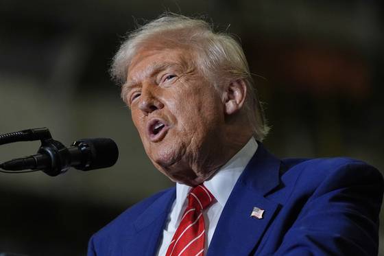 도널드 트럼프 대통령이 지난달 30일(현지시간) 펜실베이니아에 있는 미국 철강 회사 몬밸리 웍스-어빈 공장에서 철강에 대한 관세를 기존의 25%에서 50%로 인상하겠다고 밝히고 있다. AP=연합뉴스