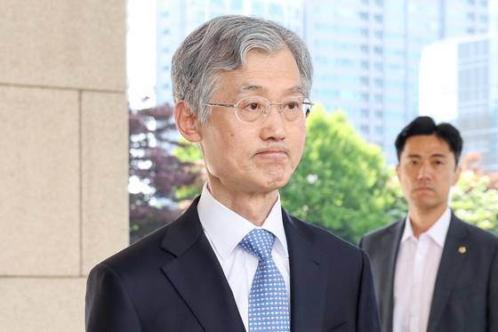 조희대 대법원장이 5일 오전 서울 서초구 대법원으로 출근하며 취재진의 질문을 듣고 있다. 뉴스1