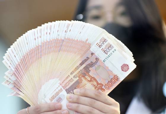 2022년 3월 8일 서방의 경제제재로 러시아 루블화가 연초 이후 미국 달러 대비 가치가 90% 폭락했다. 서울 중구 하나은행 위변조대응센터에서 직원이 루블화를 정리하고 있다. 뉴스1