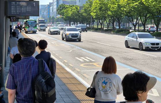 광주광역시 시내버스 노조가 전면 파업에 돌입한 5일 오전 광주 서구 종합버스터미널 앞 버스 정류장에서 시민들이 버스를 기다리고 있다. 황희규 기자