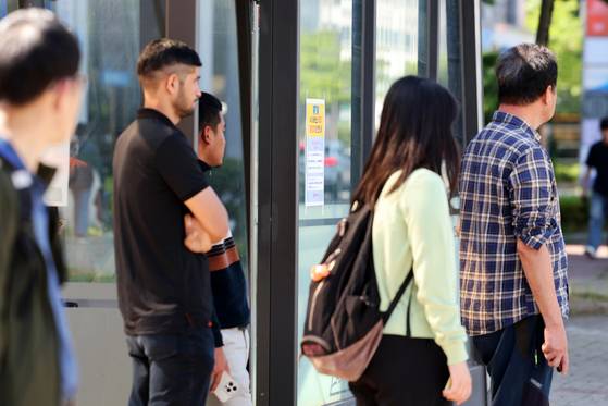 광주 시내버스 노조가 전면 파업에 돌입한 5일 오전 광주 서구 치평동 한 버스정류장에서 시민들이 버스를 기다리고 있다. 연합뉴스