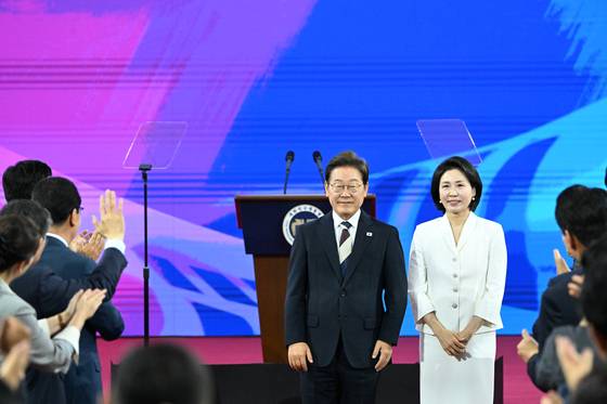 이재명 대통령이 4일 오전 제21대 대통령 취임 선서를 위해 김혜경 여사와 서울 여의도 국회에 도착, 박수를 받고 있다. 뉴스1