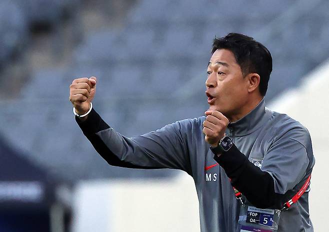 이민성 U22 대표팀 감독이 5일 용인미르스타디움에서 열린 호주와 평가전에서 작전 지시를 하고 있다. [뉴스1]
