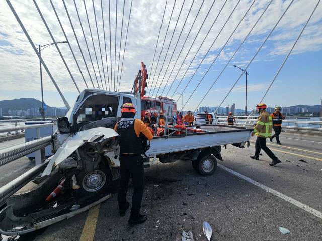 ▲ 4일 오전 9시 20분쯤 춘천시 근화동 춘천대교 인근에서 차량 3대 간 교통사고가 발생했다.  강원소방본부 제공