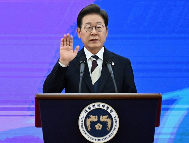 이재명 대통령이 4일 서울 여의도 국회에서 열린 제21대 대통령 취임선서식에서 취임 선서를 하고 있다. / 사진=한경DB