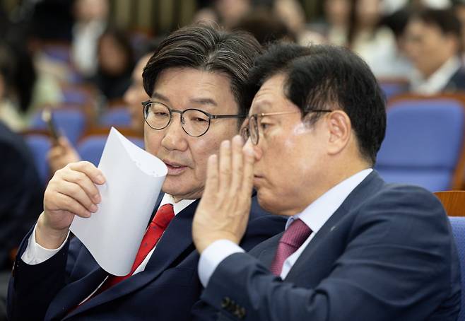 권성동 국민의힘 원내대표와 박형수 원내수석부대표가 지난달 8일 오후 서울 여의도 국회에서 열린 의원총회에서 대화를 하고 있다. 사진=뉴스1