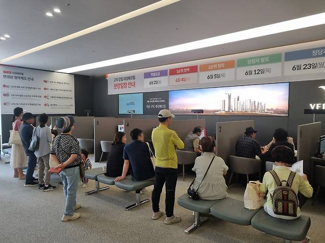서울 강동구 상일동에 마련된 '고덕강일 대성베르힐' 모델하우스에서 예비 청약자들이 상담을 기다리고 있다. 사진=대성건설