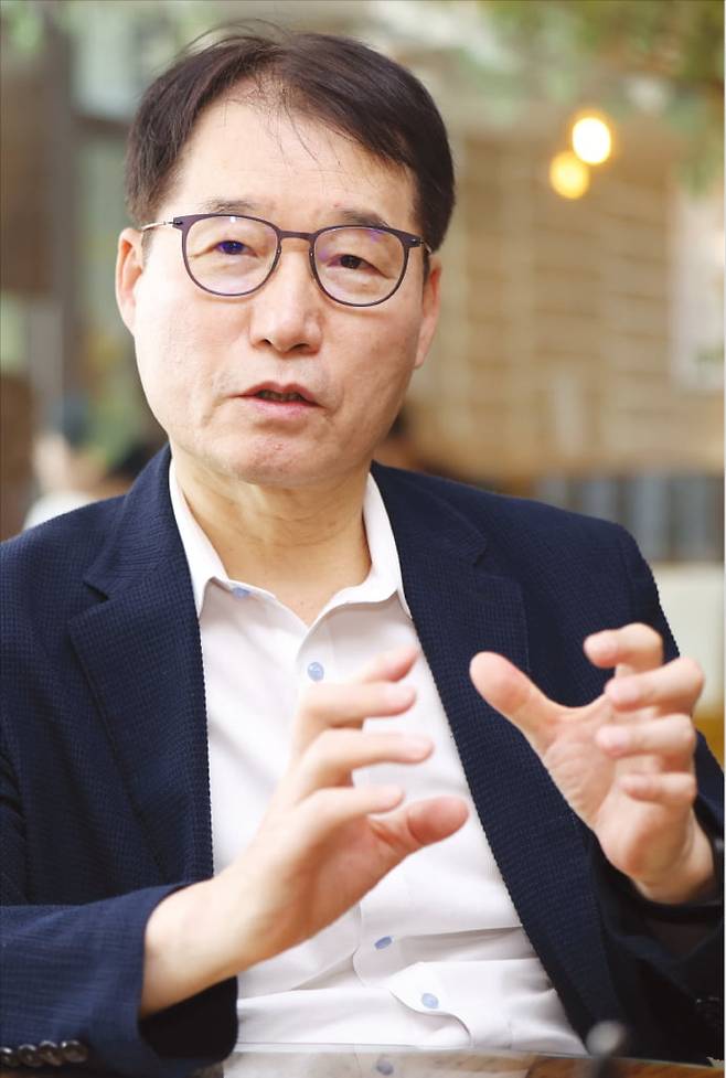 이근 한국경제학회장이 5일 한국경제신문과의 인터뷰에서 “잠재성장률을 높이기 위해 독일의 고용 유연화와 미국의 투자 인센티브 사례를 참고해야 한다”고 말했다. 사진은 지난해 7월 경제학회장 당선 직후 본지와 인터뷰하는 모습.  김범준 기자