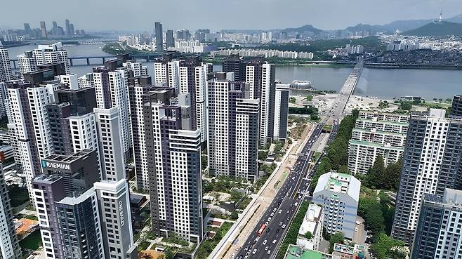 래미안 원베일리와 반포한강공원 인근 전경. 사진=임근호 한국경제신문 기자
