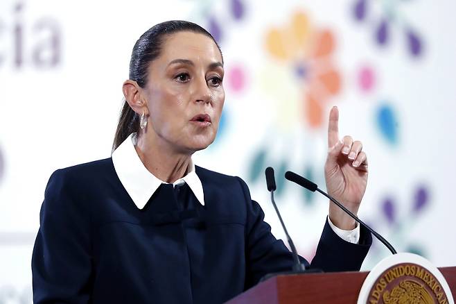 클라우디아 셰인바움  멕시코 대통령이 4일(현지시간) 멕시코시티 국립궁전에서 정례 기자회견을 진행하고 있다. EPA연합뉴스