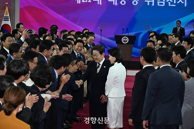 이재명 대통령 내외가 지난 4일 오전 국회 로텐더홀에서 열린 취임선서 행사에서 참석자들의 환영을 받고 있다.  박민규 선임기자