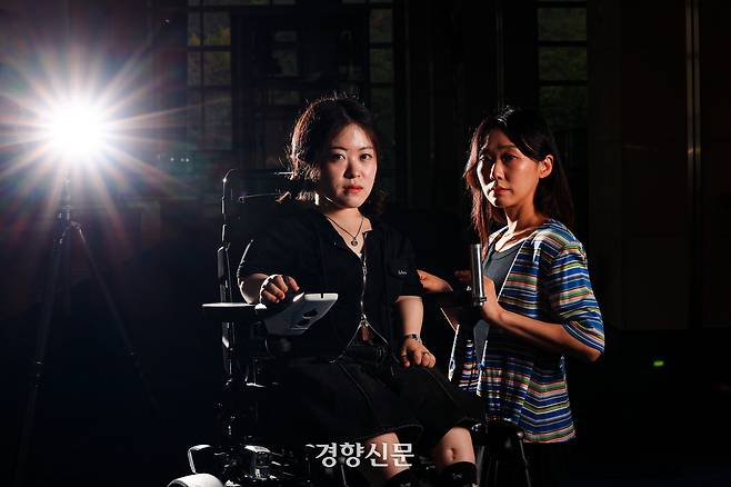 연극 <헌치백>에선 황은후, 차윤슬 배우(오른쪽부터)가 샤카 역을 맡아 샤카라는 ‘문제적인’ 인물이 되어 말한다. 연극은 소설의 ‘당사자성’을 훼손하지 않기 위해 대사로 각색하지 않고 서술된 문장을 그대로 옮긴다.   이준헌 기자