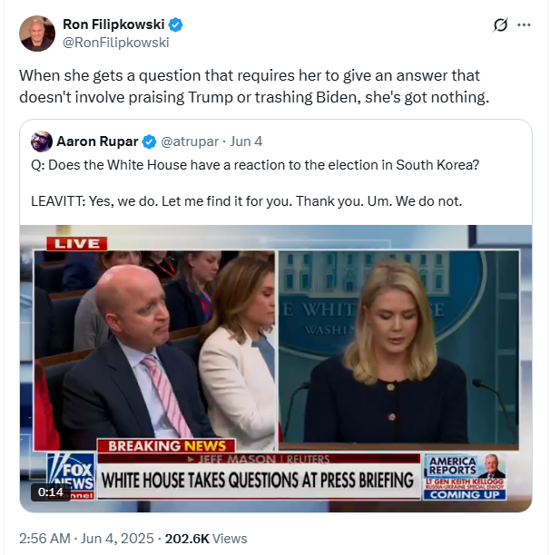 언론인 론 필립코브스키가 4일(현지시간) 엑스에 ‘캐럴라인 레빗 미국 백악관 대변인은 도널드 트럼프 대통령을 칭찬하거나 조 바이든 전 대통령을 부수는 내용이 아니면 대답하지 못한다’는 취지의 글을 썼다. 엑스 캡처