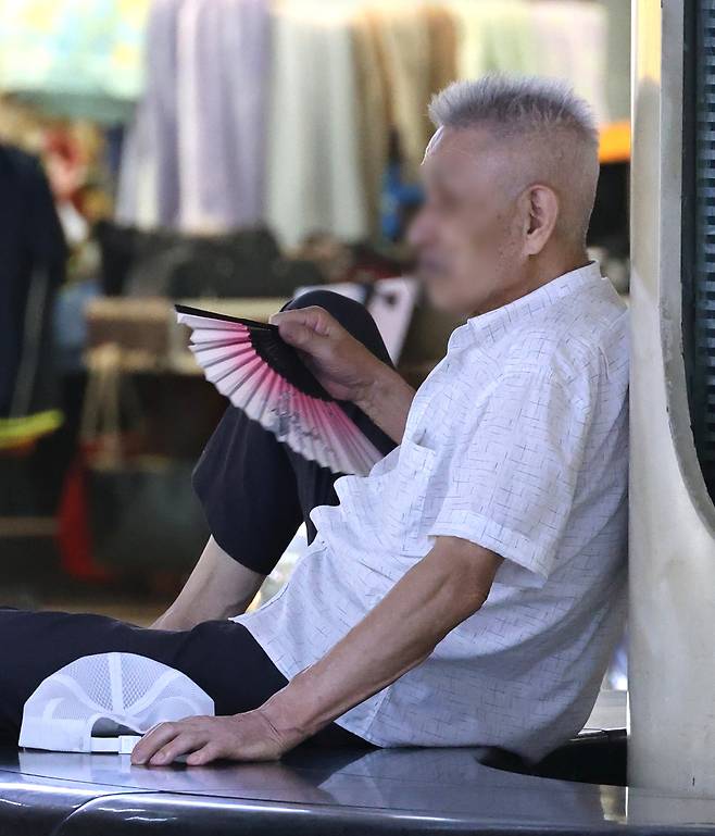 폭염주의보가 발효됐던 지난해 6월 12일 대구도시철도 반월당역 광장에서 한 어르신이 부채질하며 더위를 식히고 있다./연합뉴스