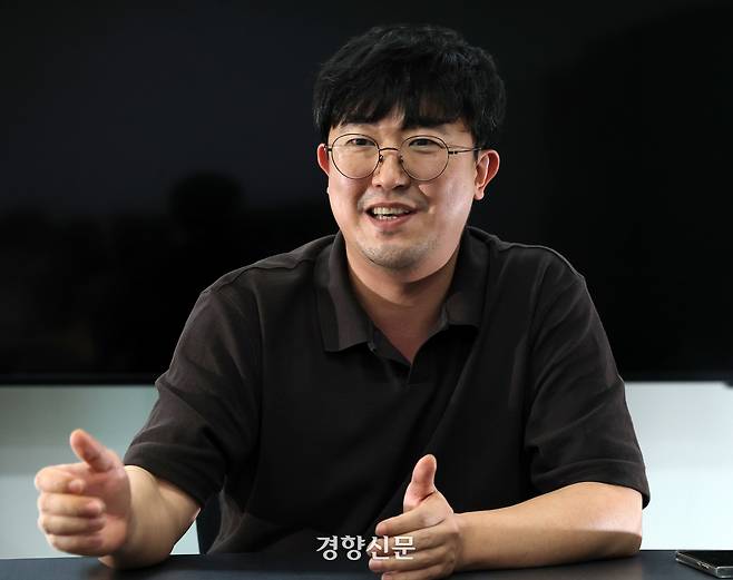 이병진 팡스카이 대표가 지난 4일 서울 구로구 사무실에서 애플과 구글 본사를 상대로 인앱 결제 수수료를 돌려달라고 제기한 소송과 관련해 인터뷰하고 있다. 서성일 선임기자