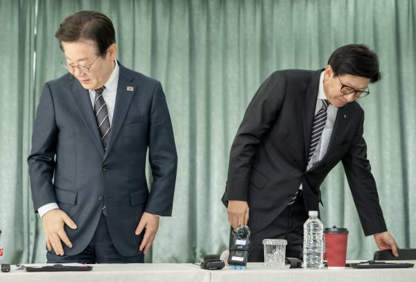 이재명 대통령이 더불어민주당 대표 시절이던 지난 3월 6일 부산 강서구 부산신항홍보관을 찾아 박형준 부산시장과 악수를 나눈 뒤 자리로 돌아가고 있다. 이원준 기자 windstorm@kookje.co.kr