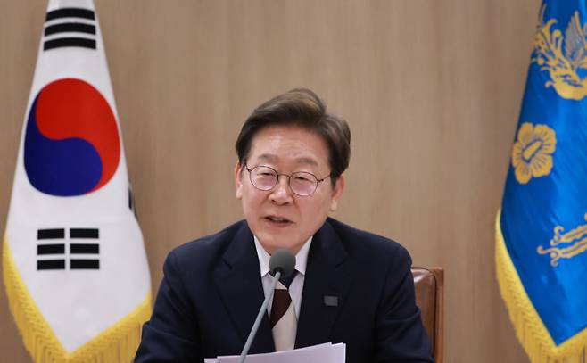 이재명 대통령이 4일 서울 용산 대통령실 청사에서 열린 '대통령 1호 명령, 비상경제점검 태스크포스(TF) 회의'에서 발언하고 있다. 연합뉴스&nbsp;