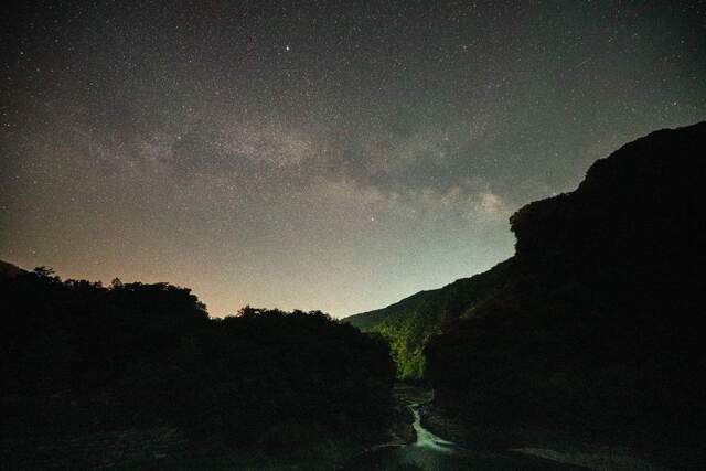 강원도 정선군 남면 광덕리 지장천 물길을 돌리기 위해 인공적으로 절개한 ‘미리내폭포’ 위 밤하늘에 은하수가 흐르고 있다. 폭포는 생긴 모양을 따라 ‘와인잔 폭포’로도 불린다. U자형으로 뚫린 바위 벼랑과 그 아래 하얀 물줄기가 잔을 닮았다.