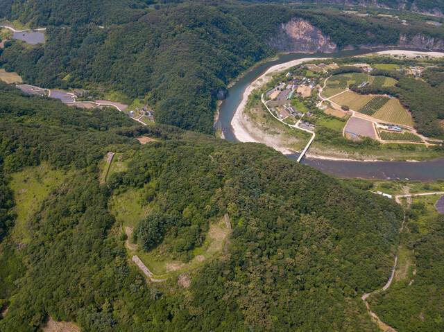 사행천으로 흐르는 동강 옆 고성산성과 제장마을.