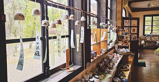일본 사세보 근처의 ‘도자기 마을’ 아리타의 기념품 가게.