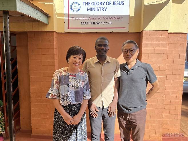 강 선교사와 주 선교사가 협력 중인 친사포 지역의 한 현지 교회 담임 목사와 함께 한 모습.