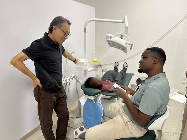강 선교사가 릴롱궤 말라위대학교 보건대학 내 에바다치과진료소 한쪽에 마련된 치과 진료실에서 현지 의사와 함께 대화를 나누고 있다.