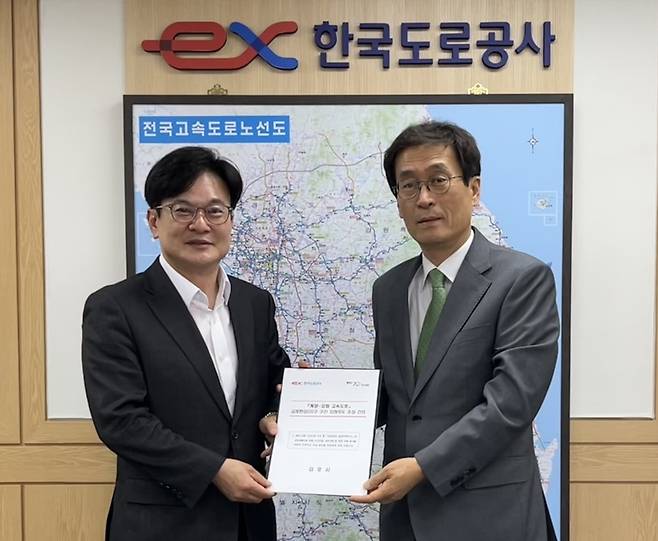 김병수(왼쪽) 김포시장이 함진규 한국도로공사 사장에게 건의문을 전달한 뒤 기념 촬영을 하고 있다. 김포시 제공