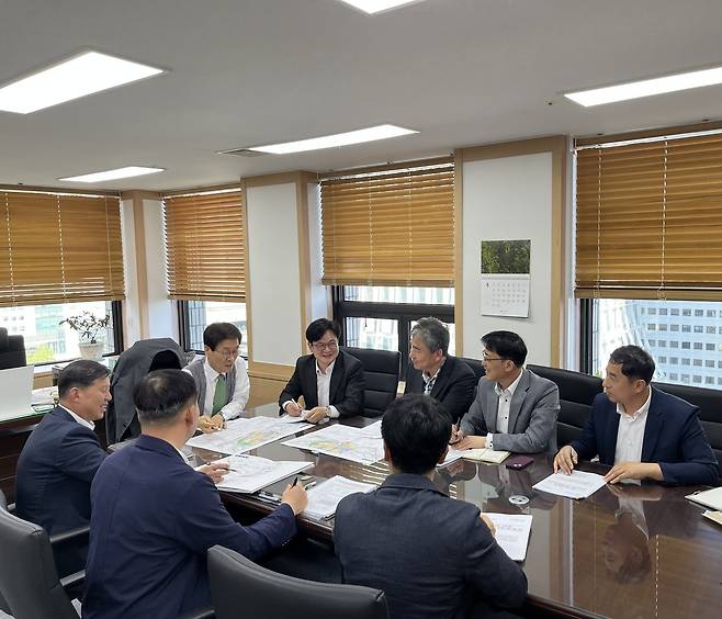 김병수 김포시장이 함진규 한국도로공사 사장 및 관계자들과 협력 방안에 대해 논의하고 있다. 김포시 제공