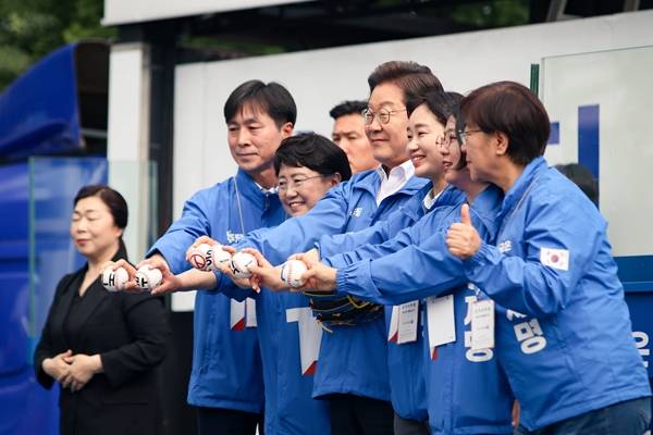 ▲ 왼쪽부터 한창민 사회민주당 대표, 김선민 조국혁신당 대표 권한대행, 이재명 대통령, 김재연 진보당 대표, 용혜인 기본소득당 대표, 정은경 전 질병관리청장. 사진=한창민 페이스북