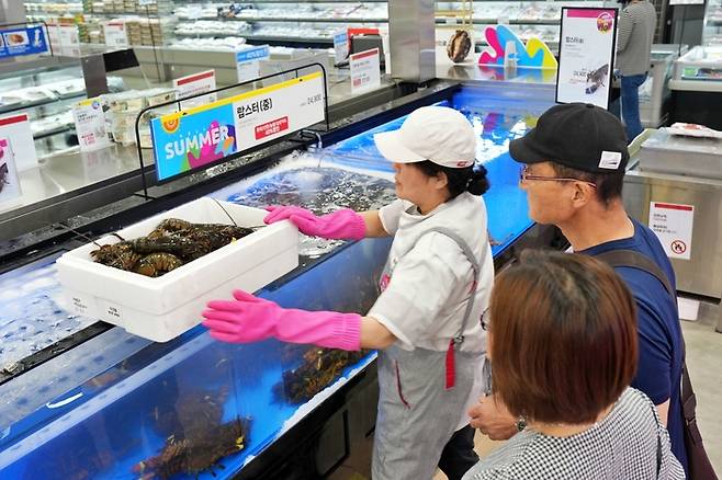 서울 중구 봉래동에 위치한 롯데마트 제타플렉스 서울역점에서 고객들이 롯데레드페스티벌 행사 상품을 구경하고 있다