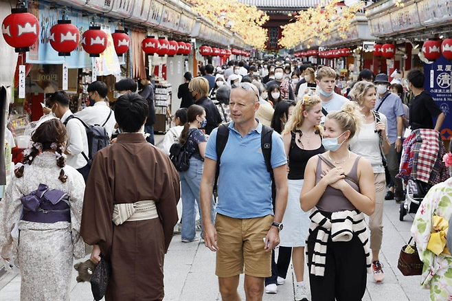관광객들이 면세품을 되팔아 부당 이득을 취하는 사례가 늘어나면서 일본 정부가 관광객 면세 폐지를 검토할 예정이다.[사진 = SCMP]