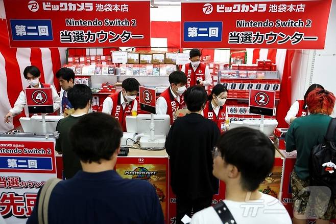 닌텐도가 5일 주요 세계 시장에서 스위치 2 판매를 시작한 가운데 일본 도쿄의 한 전자 매장에서 고객들이 제품을 사기 위해 줄을 서 있다. [뉴스원]